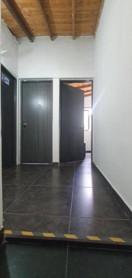 Hostel Metro Floresta Alojamiento Medellín Eksteriør bilde